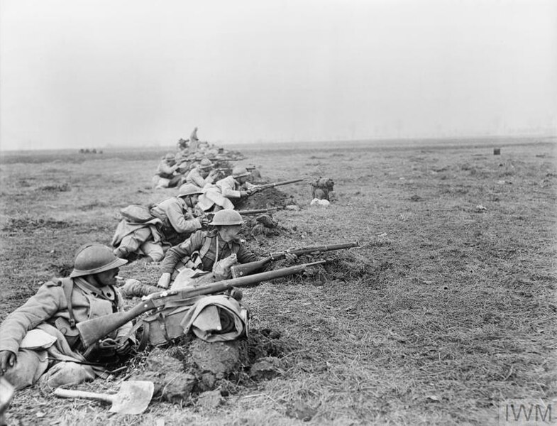 « Soldats britanniques et français combattant côte à côte ». Cette photographie illustre l’article original de 1935. Référence photo : IWM Q 10810. Auteur : sous-lieutenant Thomas Aitken. Prise le 25 mars 1918, près de Nesle (Somme) : infanterie française de la 22e division et soldats britanniques de la 20th Division.