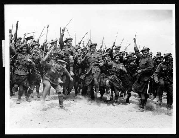 Soldats du South African Scottish Regiment, Rouen 18 juin 1918.<br />Référence image IWM Q 3274, photographe lieutenant Ernest Brooks.<br />Titre original : &quot;South African Infantry in their glory.&quot;<br />Source document National Library of Scotland.