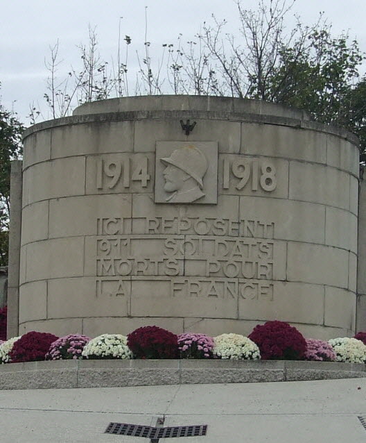 Mausolée St-Genis laval.jpg