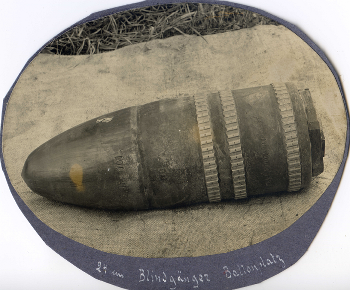 Obus 16 cm R2 modèle 1905 tiré sur un ballon Aisne.PNG