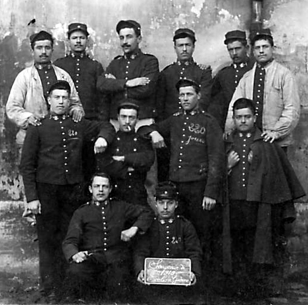1910 Soldats ordonnances.jpg