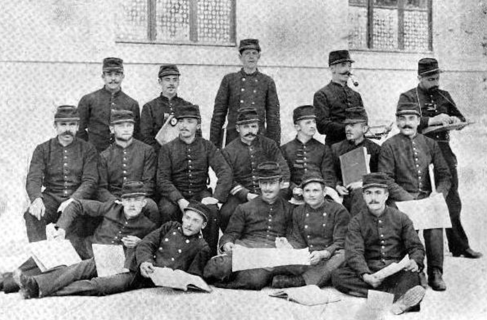 1890 Tenue de cours.jpg