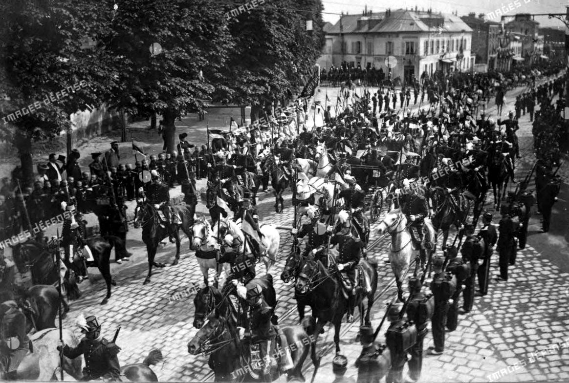 1905 Roi d'Espagne escorté par la Section de Cavalerie.jpg