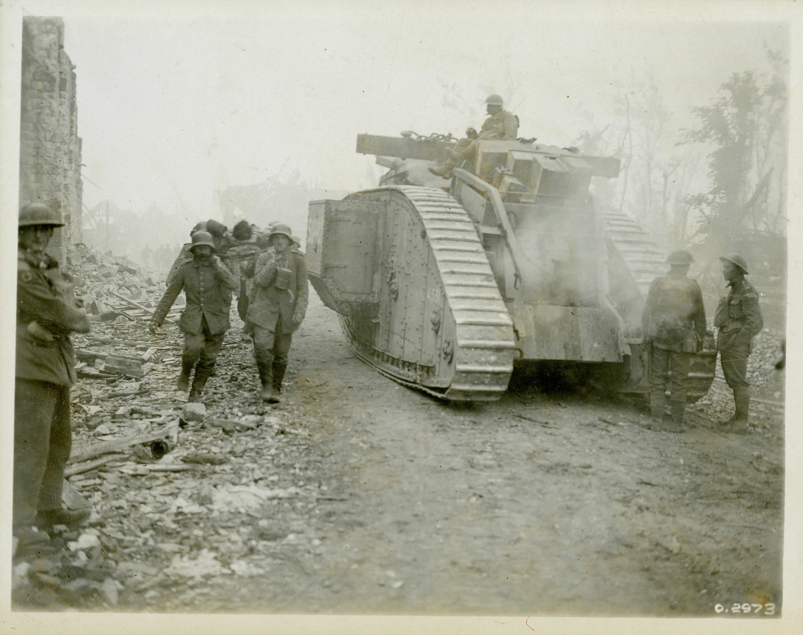 Route Amiens  - Roye, prisonniers allemands transportant un blessé canadien. Environ 8 août 1918.<br />Musée canadien de la Guerre.