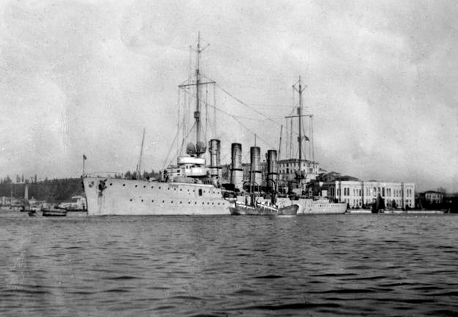 MIDILLIH, ex-BRESLAU allemand – Croiseur ottoman – I – .jpg