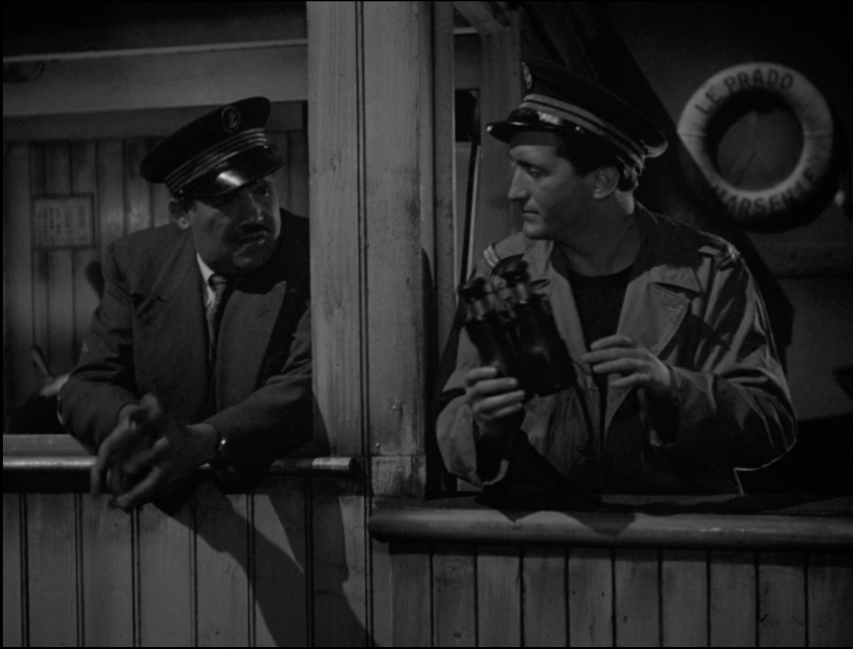 La bouée sur la passerelle du cargo avec le nom LE PRADO - MARSEILLE.jpg