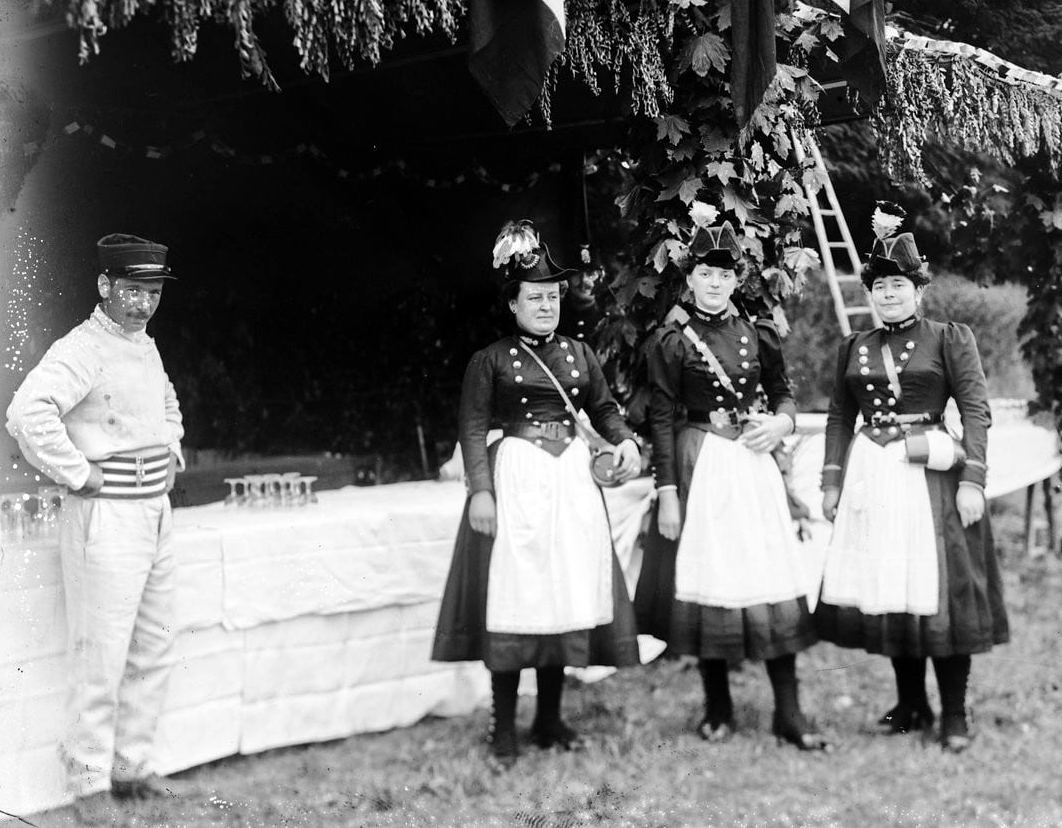 1906 Cantinières.jpg