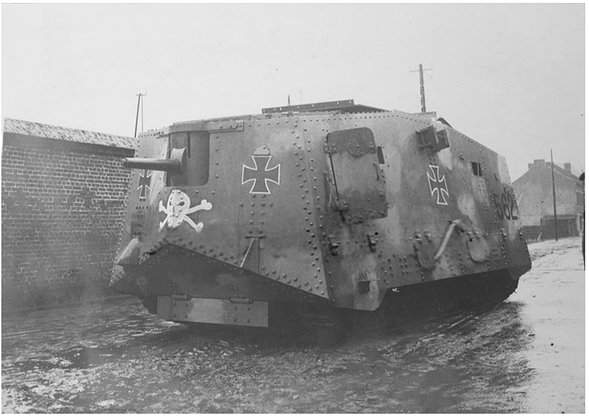 DEU - A7V n° 562 capturé à Iwuy (01).jpg