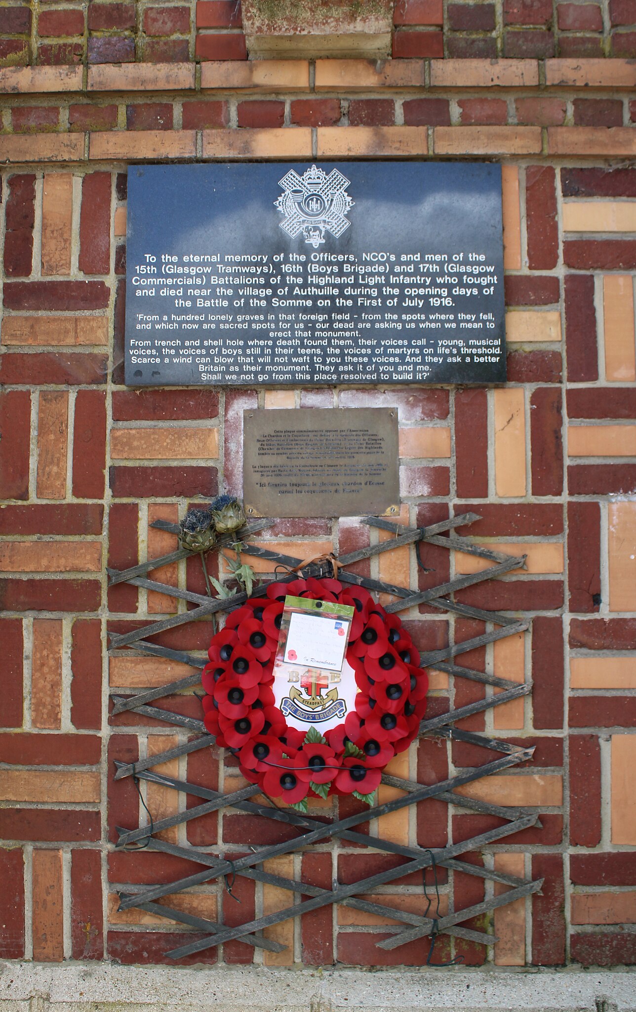 Authuille, Somme, France. <br />Photo Wikicommons. <br />« À la mémoire éternelle des officiers, sous-officiers et soldats des 15ᵉ (Glasgow Tramways), 16ᵉ (Boys Brigade) et 17ᵉ (Glasgow Commercials) bataillons du Highland Light Infantry, tombés avec courage près du village d’Authuille, aux premiers jours de la bataille de la Somme, le 1ᵉʳ juillet 1916. »<br /><br />« Ici fleurira toujours le glorieux chardon d’Écosse parmi les coquelicots de France. »