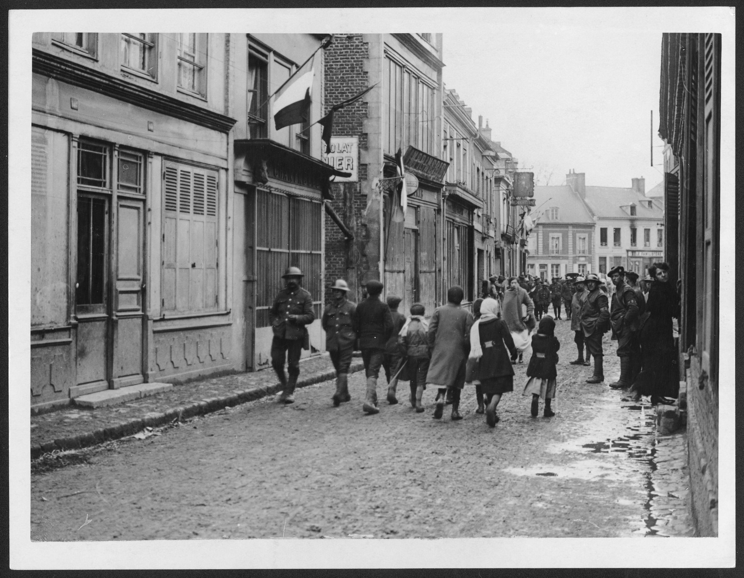 &quot;Scène de rue à Nesle avec les habitants qui s'y trouvaient lors de l'avance alliée&quot;. Mars 1917. National Library of Scotland. Référence IWM Q 5038. Photo Lieutenant John Warwick Brooke.