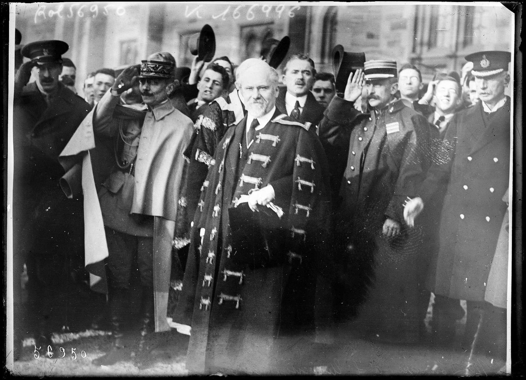 M. Poincaré à l’Université de Glasgow. Photo Agence Rol. Source Wikicommons.