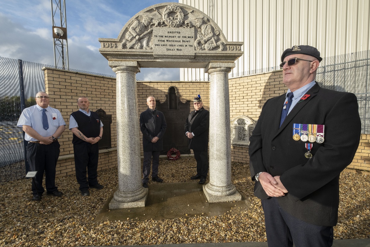 Mémorial inauguré en 2022 au dépôt Caledonia, Glasgow, rendant hommage aux agents des tramways de la ville tombés pendant la Première Guerre mondiale. Au premier plan, un chauffeur de bus, ancien des Royal Highland Fusiliers. Il porte l’insigne du Military Provost Guard Service (MPGS), chargé de la sécurité des installations militaires. Photo : First Bus.