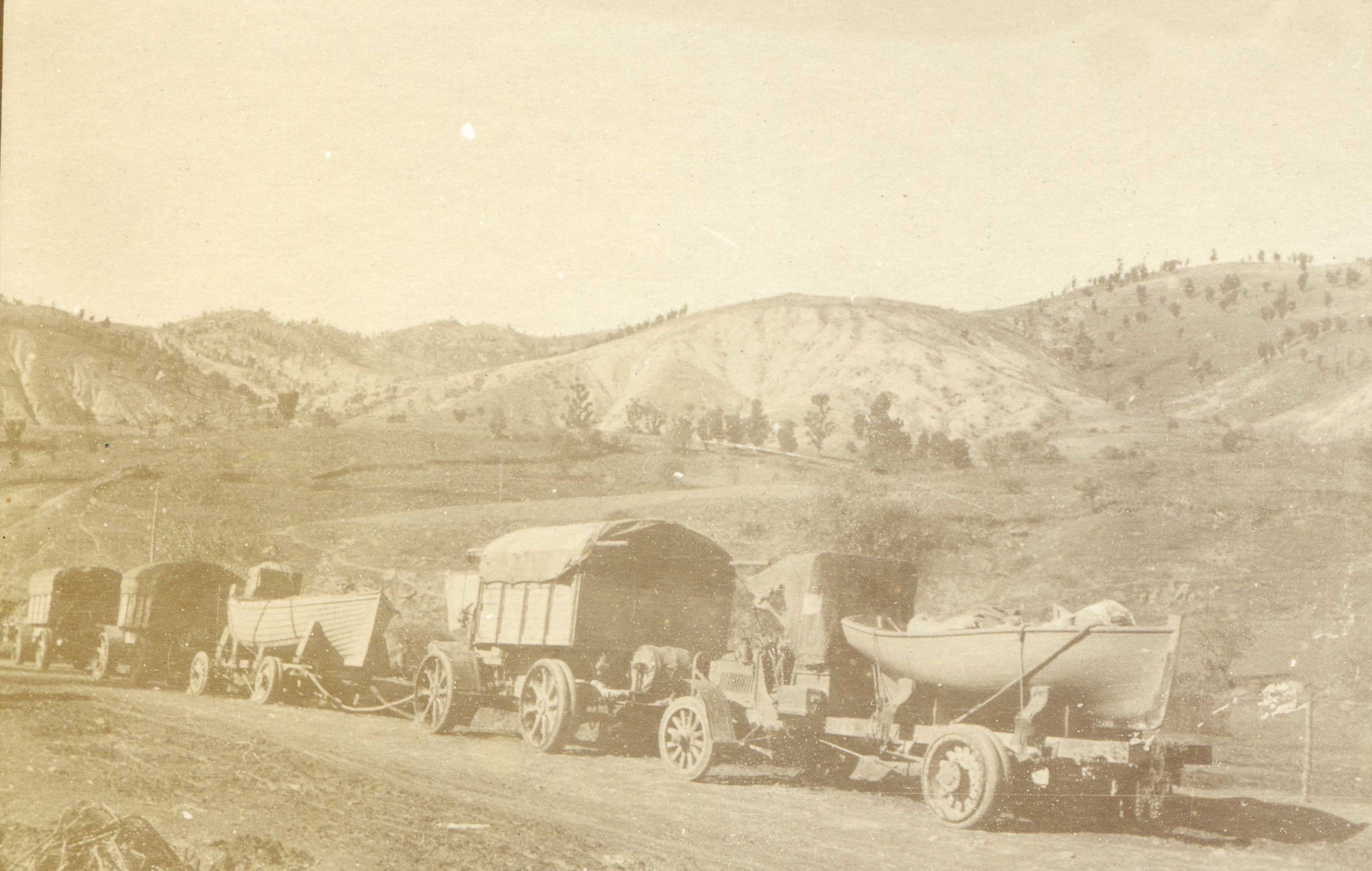 Latil, Packard lacs Albanie Zélova 1-1918.jpg