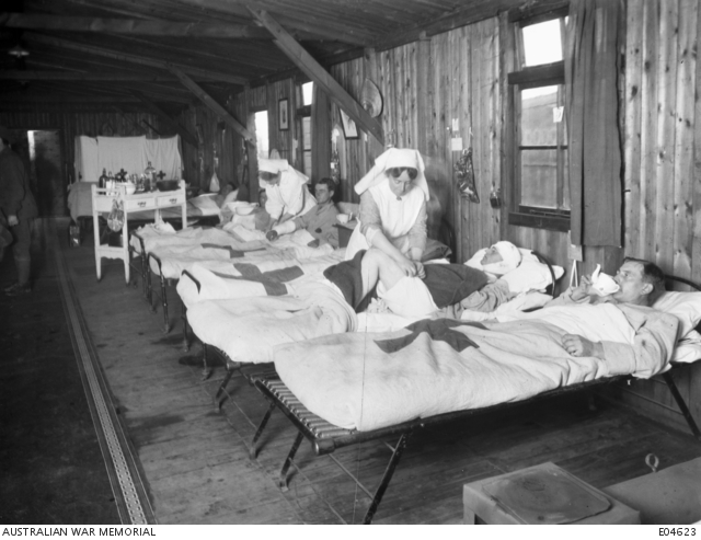 Près de Steenvoorde, France. Une salle du 2ᵉ Australian Casualty Clearing Station (hôpital d'évacuation australien). <br />30 novembre 1917.<br />Source Australian War Memorial.