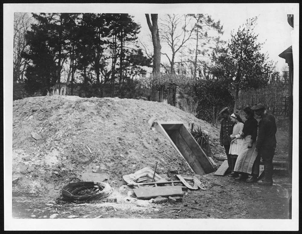 Great_dug-out_in_the_garden_of_a_house_at_Nesle_which_was_occupied_by_a_German_Headquarters_(4688565352).jpg