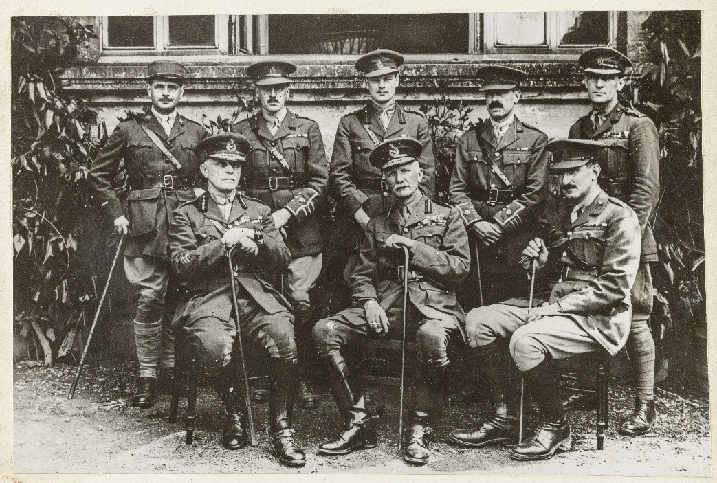 Deux des visiteurs du 5 mai 1917 à la CCS 21 de Nesle apparaissent sur ce cliché représentant la hiérarchie du service de santé britannique en France. Photographie prise le 28 mai 1918 au château de Marconne, à Hesdin (62). On y reconnaît Fould (armée française), le major M. B. H. Ritchie, le major H. Wingfield, le major Buckley (interprète), le major R. B. Black, le major-général Sir W. McPherson, le lieutenant-général Sir Arthur Sloggett ainsi que le lieutenant-colonel J. F. Martin.<br /><br />Source : Collection Wellcome, Royaume-Uni.