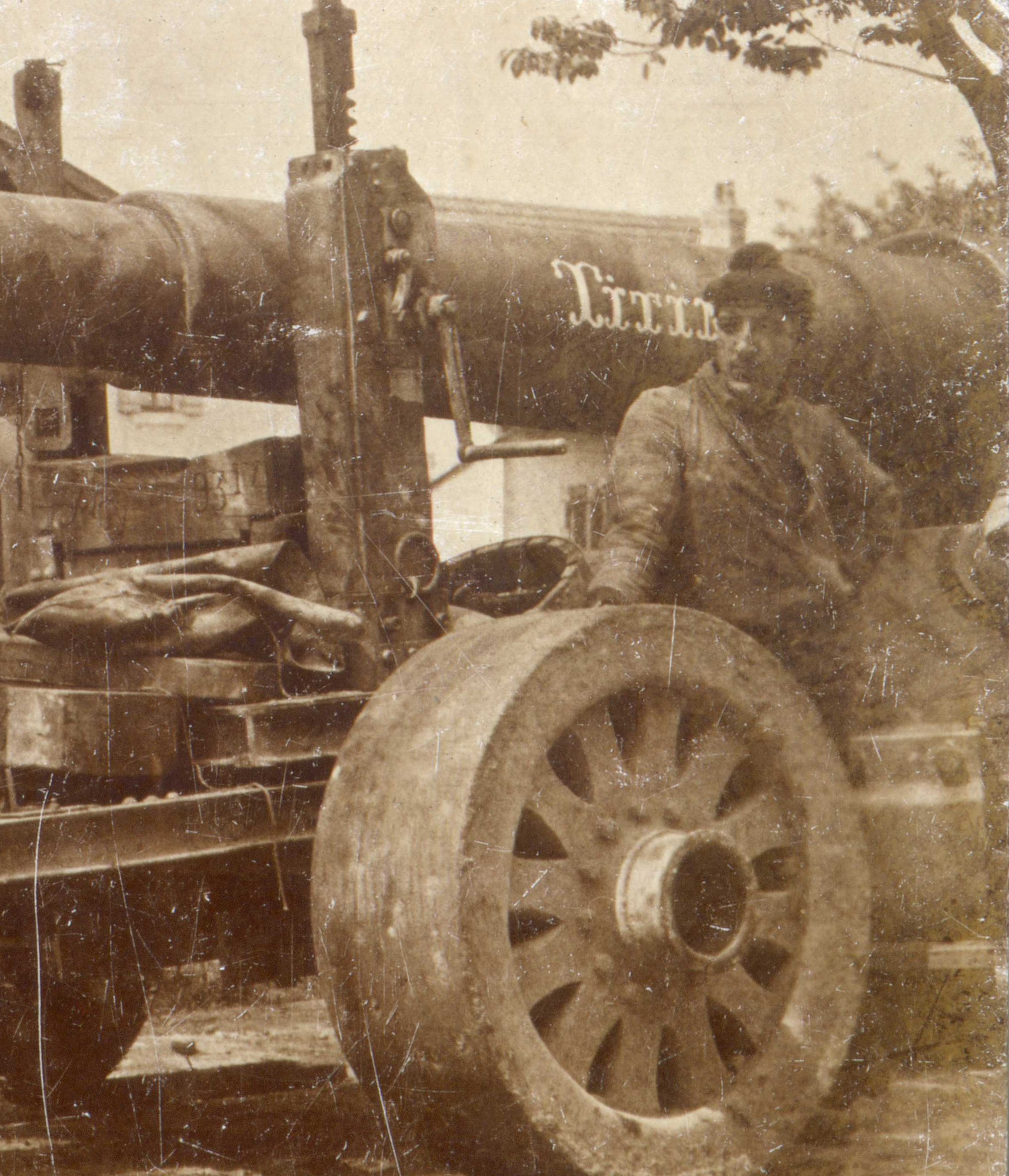 16 cm mle 1893 Titine chariot.jpg