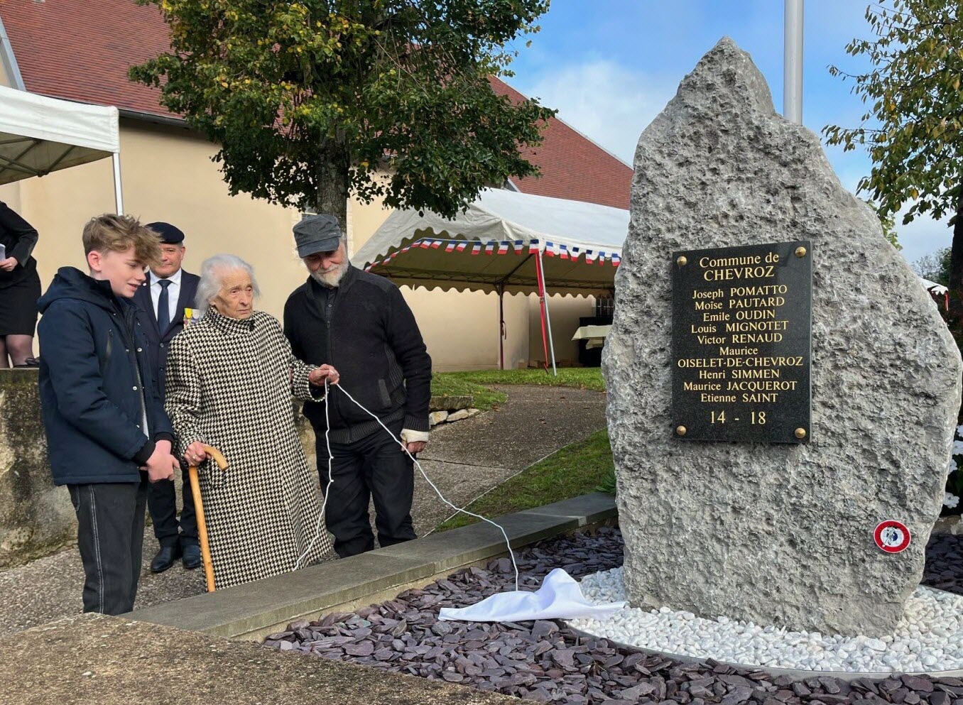 gisele-simmen-95-ans-la-doyenne-du-village-a-decouvert-la-plaque-commemorative-de-ceux-qui-sont-morts-pour-la-patrie-1760725415.jpg
