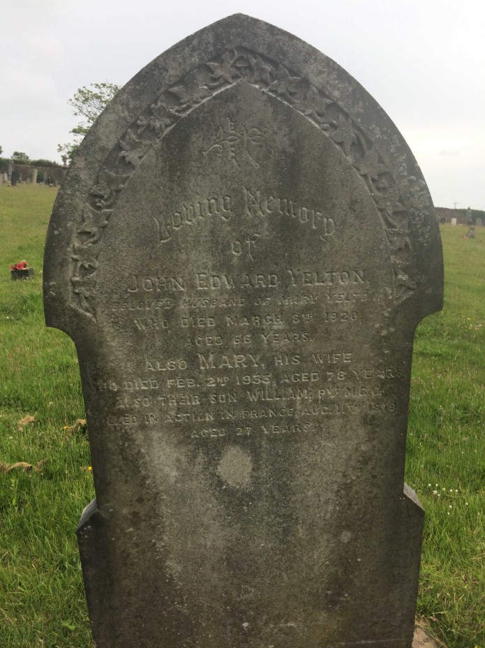 Tombe de la famille Yelton, cimetière Saint Nicholas, Flimby.<br />" ... Et leur fils William, soldat du Machine Gun Corps, mort au combat en France le 11 août 1918 à l'âge de 27 ans"<br />Photo aimablement communiquée par Girvan and District Great War Project, Girvan, Comté d'Ayrshire, Écosse.