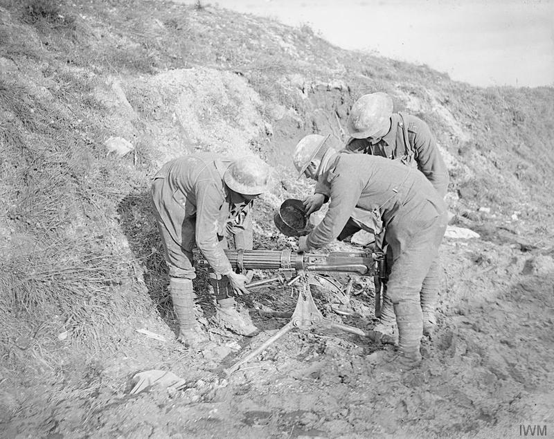 Refroidissement par eau d'une mitrailleuse, Graincourt, 24 novembre 1917. Référence photo IWM Q 6317.