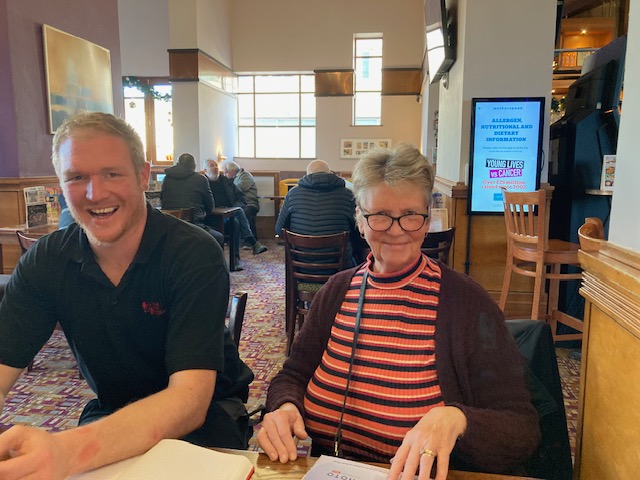 Deux descendants directs du soldat William Yelton, localisés au nord de l’Angleterre après la parution d'un article dans le quotidien Le Courrier Picard, par des lectrices, un effort des forumeurs du Forum Pages 14-18, de généalogistes britanniques, des réseaux sociaux anglais. <br />Photo Eddie Dawson. Tous droits réservés.