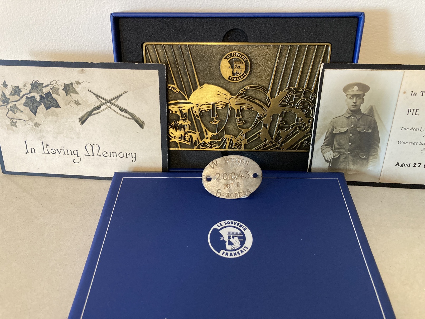 Restitution d'une plaque d'identité militaire par le Souvenir Français Amiens Métropole aux descendants du soldat Yelton. <br />Photo : Eddie Dawson, Royaume-Uni.