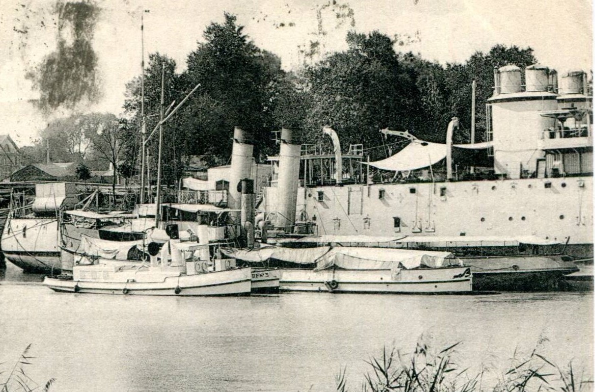 1899-1912 remorqueur  TAILLEBOURG à rochefort et CAIMAN 1911-1928.jpg