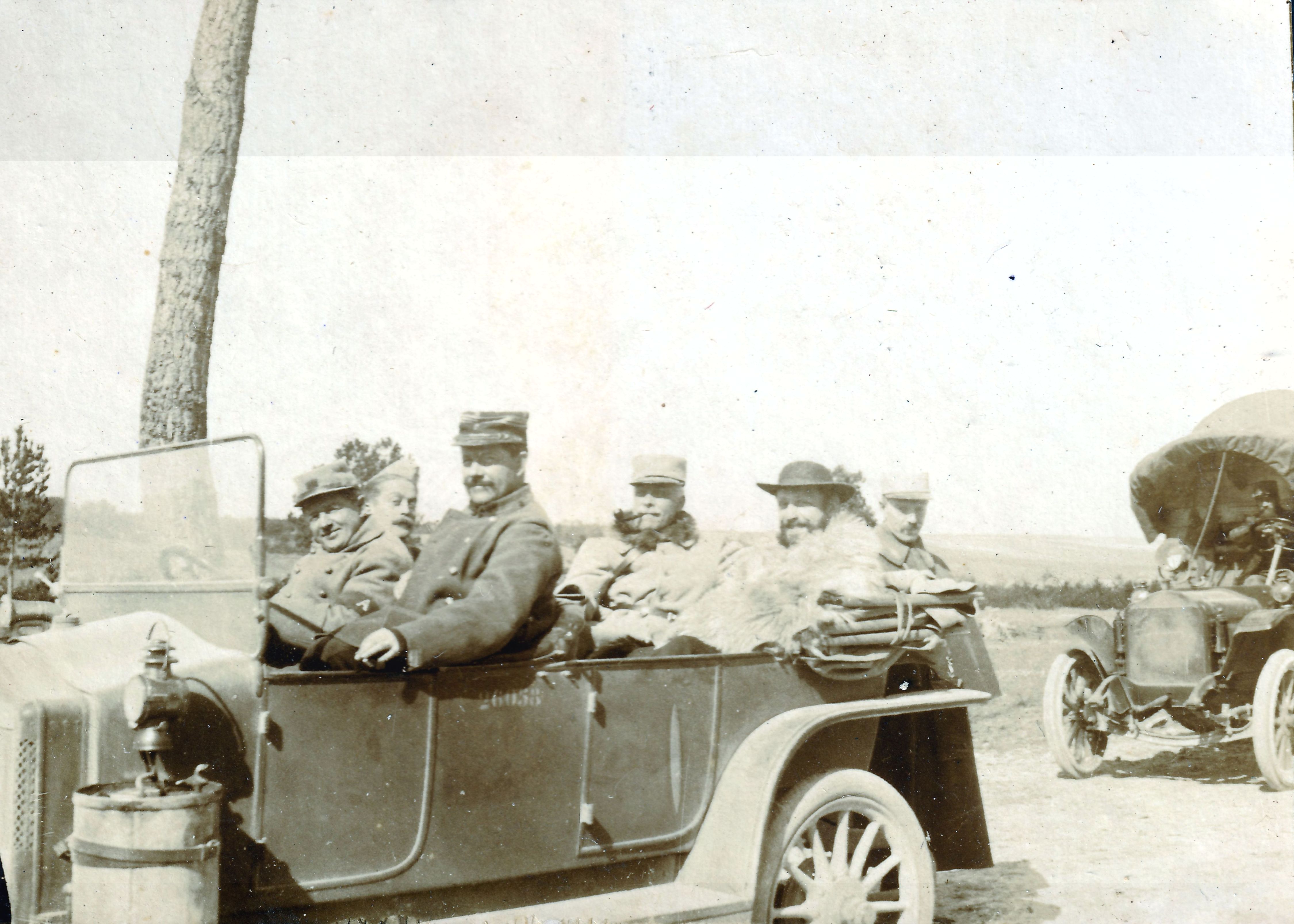 AMVS-BIARD 05 Louis BIARD au second plan dans la Renault 26058 en convoi auto 1915a.jpg