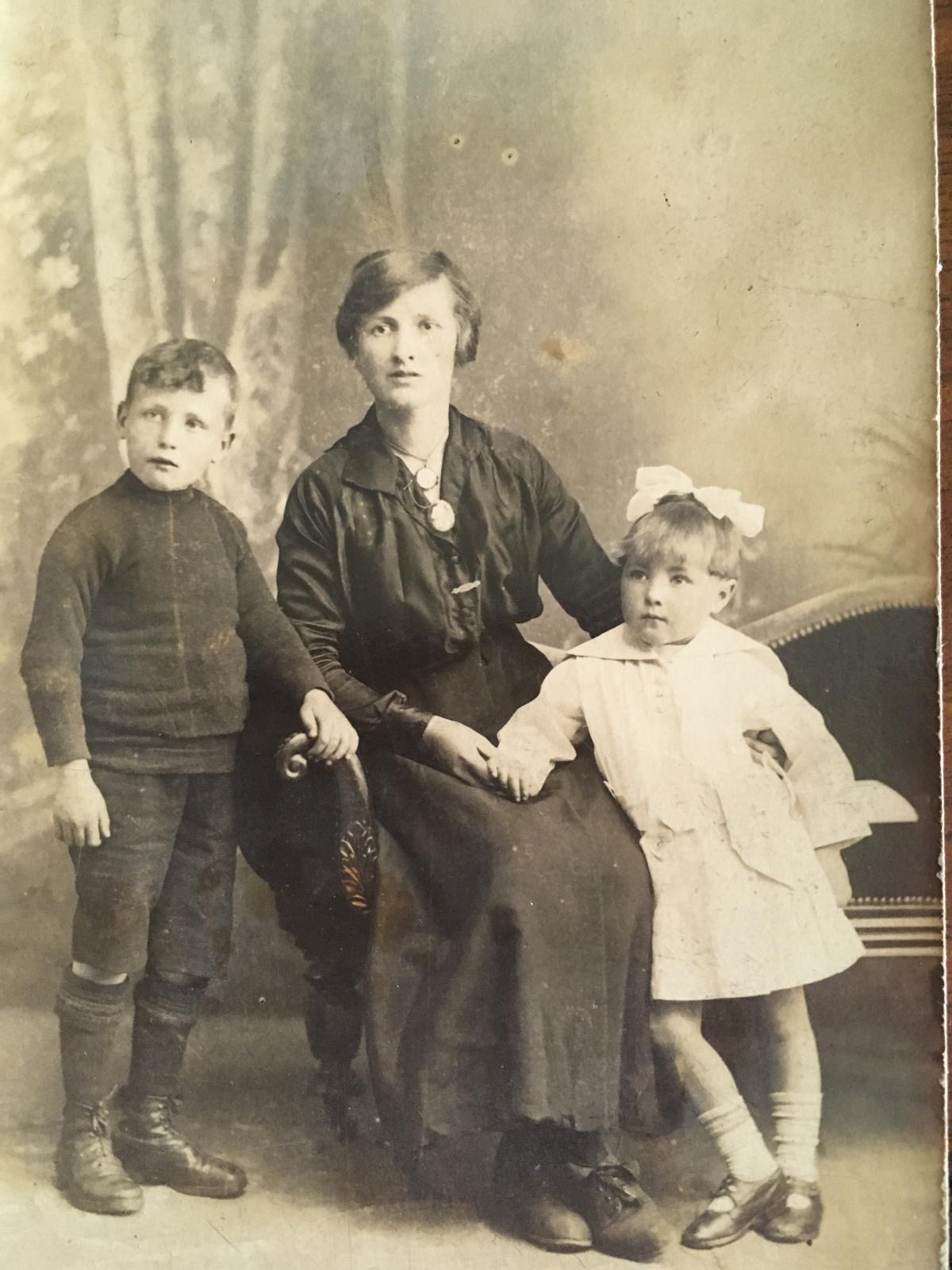 Madame Yelton, née Holding, et ses enfants.<br />Photo collection Eddie Dawson, Carlisle, Angleterre.