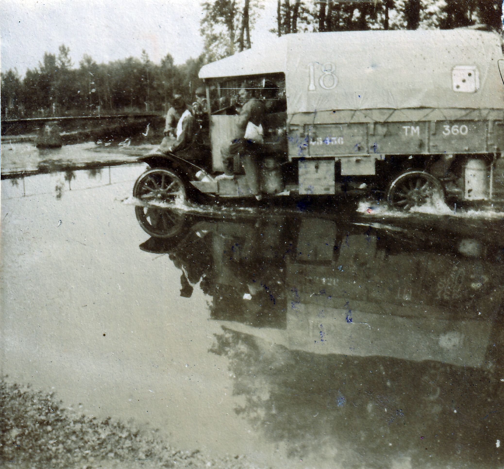 AMVS-BIARD 189 Un camion de la TM 360 passant un gué dans la Marne, insigne dé de jeu.jpg
