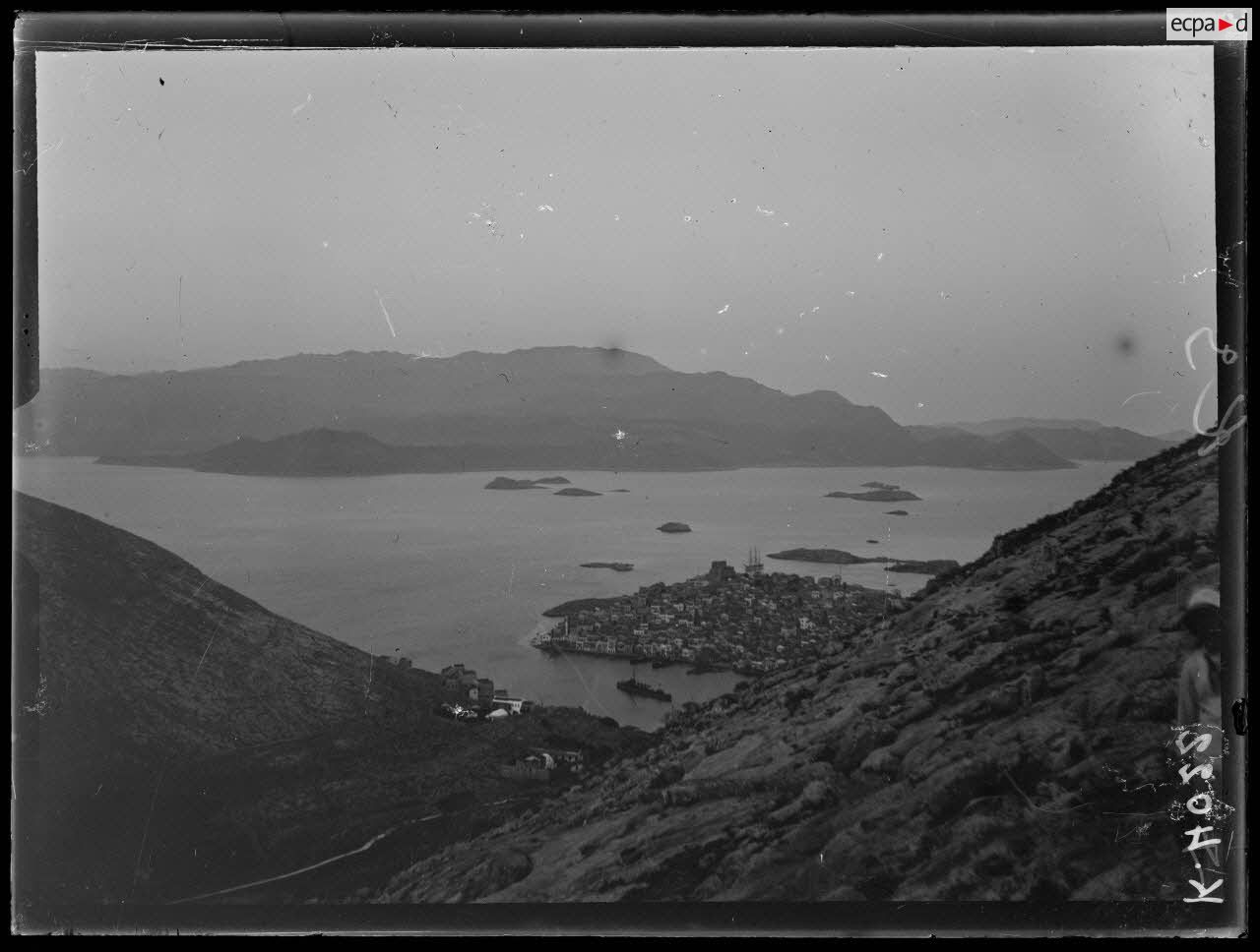 Vue de Castelorizo prise au 2/3 de la montagne. Dans le port, le contre-torpilleur Voltigeur. (Août 1916)