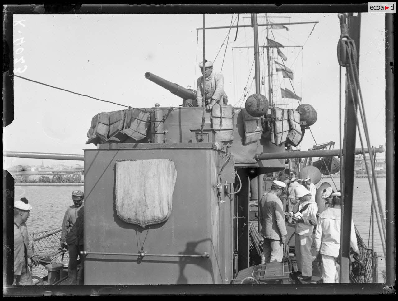 Castelorizo. Sur le pont du Voltigeur au moment du départ. (Août 1916)
