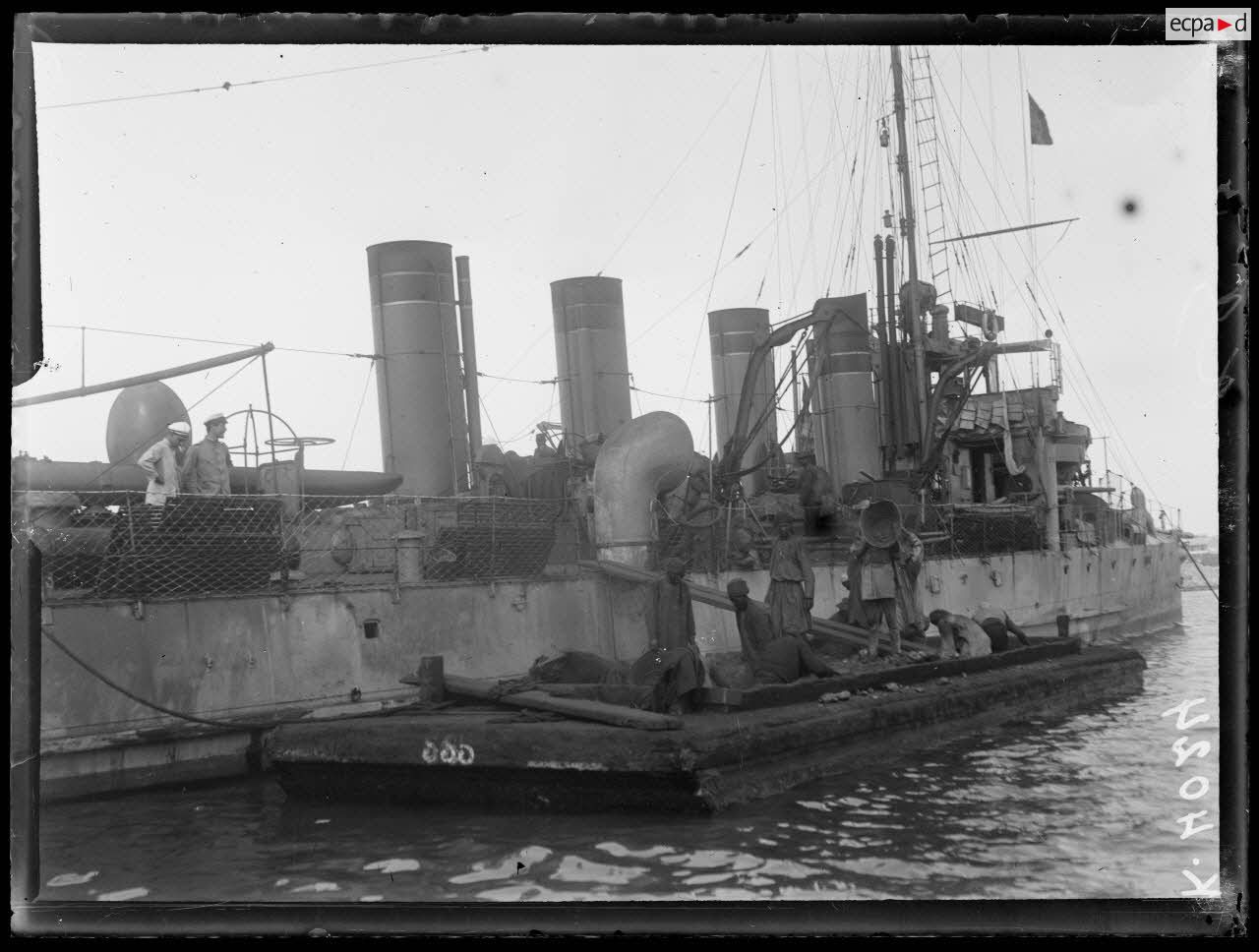 Port Saïd. Le contre-torpilleur Voltigeur au mouillage, charbonne. (Septembre 1916)
