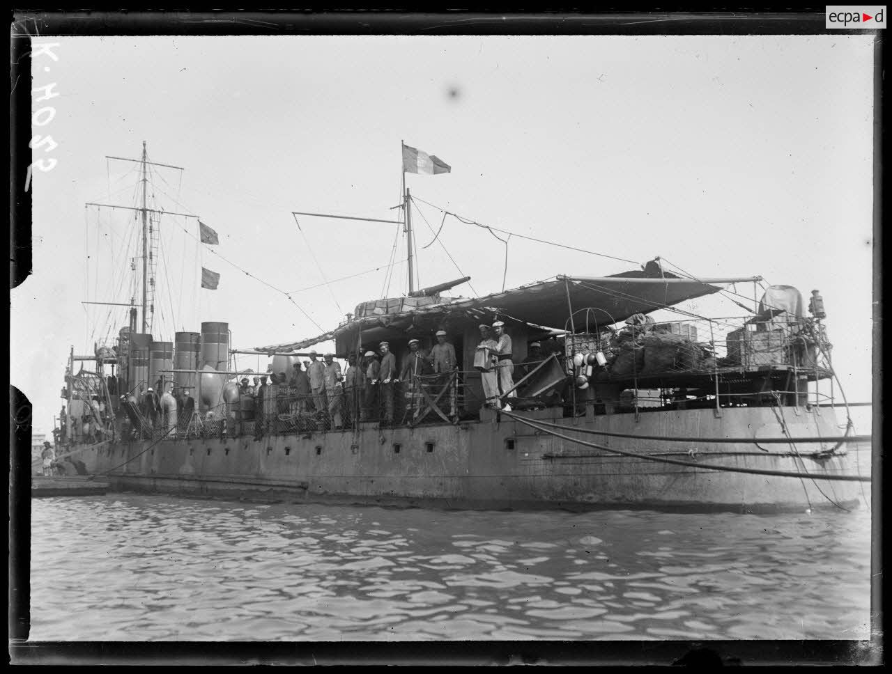 Port Saïd. Le contre-torpilleur Voltigeur au mouillage, charbonne. (Septembre 1916)