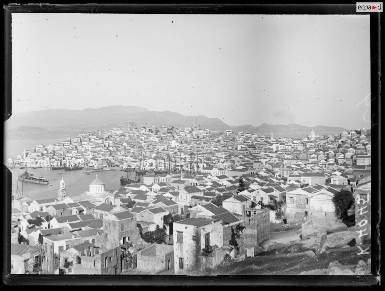 Vue de Castelorizo. Au milieu du port, le contre-torpilleur Voltigeur. (Août 1916)