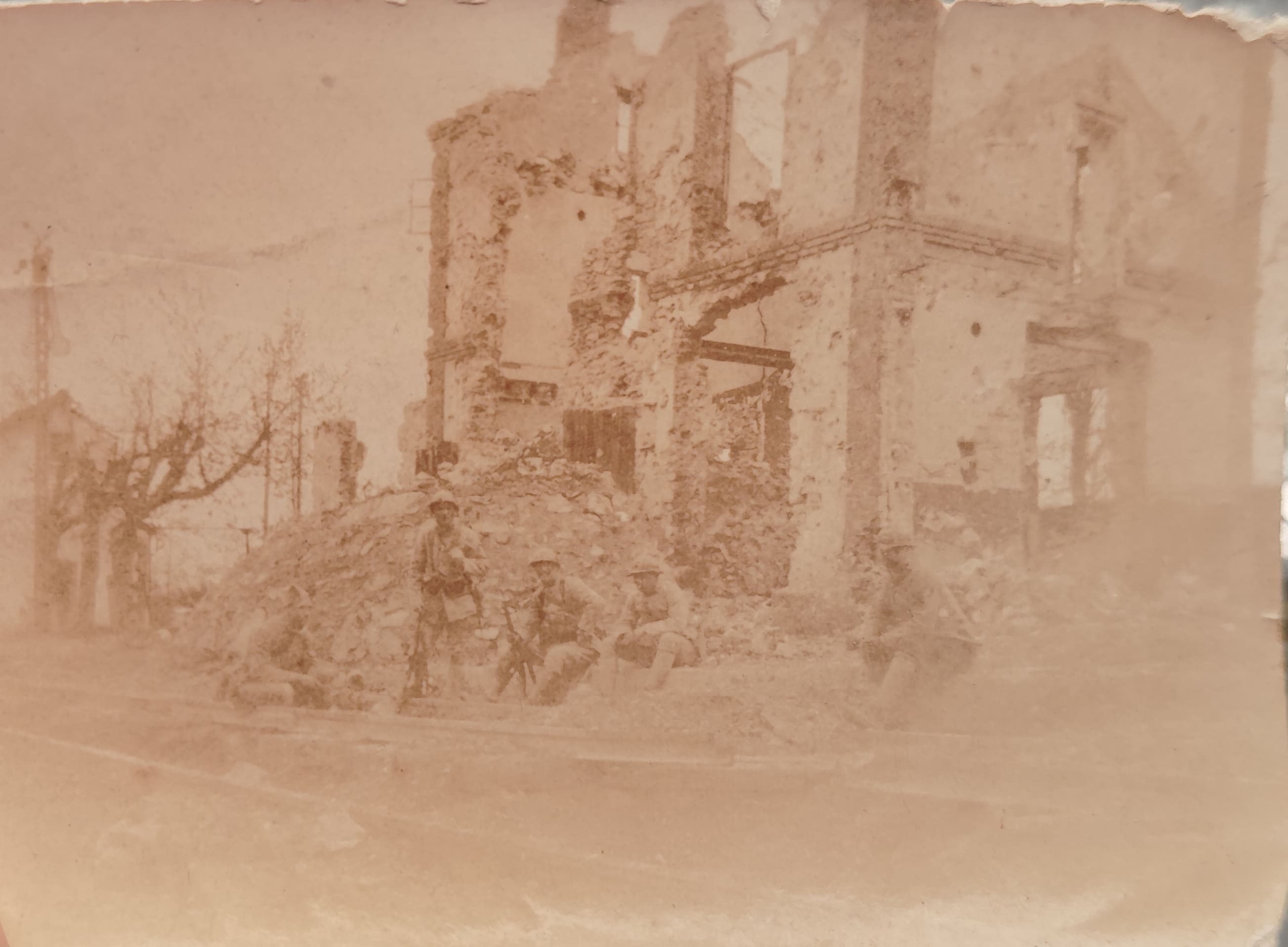 Photo de poilus devant une maison en ruine