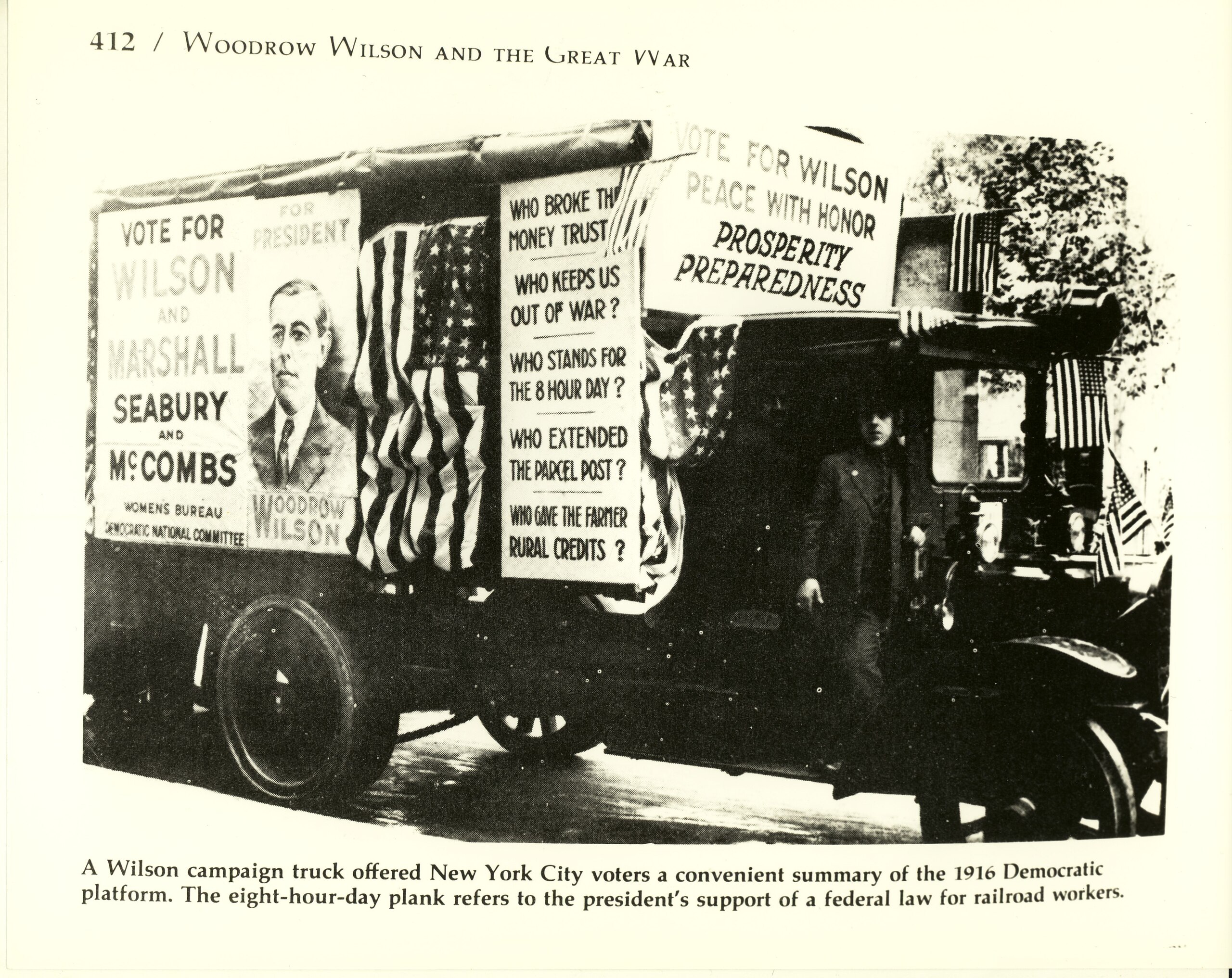 Campagne électorale de Woodrow Wilson en 1916. Parmi ses slogans : "He kept us out of the war", visible sur le camion. "Il nous a évité la guerre". "America First" n'apparaît pas ici.<br />Source Wikimedia Commons.