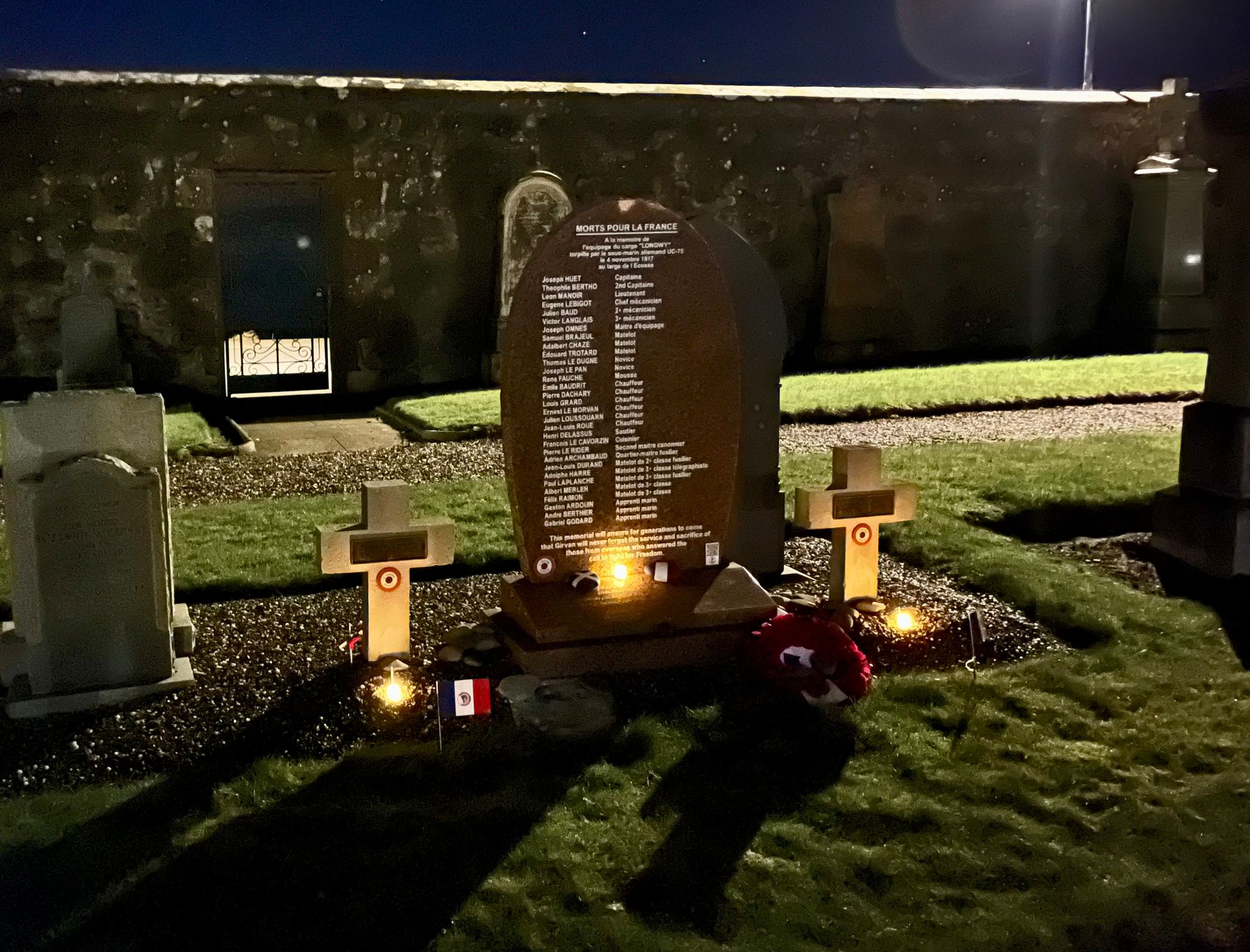 Veille mémorielle, 24 décembre 2025.<br />Les tombes de combattants à travers tout le Royaume-Uni sont éclairées par des bougies led posées par des volontaires, y compris celles des marins français au cimetière de Girvan. On y a également placé un petit drapeau tricolore estampillé Souvenir Français. <br /><br />"Si aujourd'hui nous célébrons Noël librement, c'est grâce au sacrifice de ces courageux hommes et femmes. Toute notre gratitude exprimée par ces quelques bougies bien insuffisantes. Nous ne les oublions pas." / "We are all celebrating Christmas again because of the sacrifice of these brave men and women. Thank you and a few lights seem inadequate but is heartfelt. We Will Remember Them."<br /><br />Photo Ritchie Conaghan – Girvan and District Great War Project.