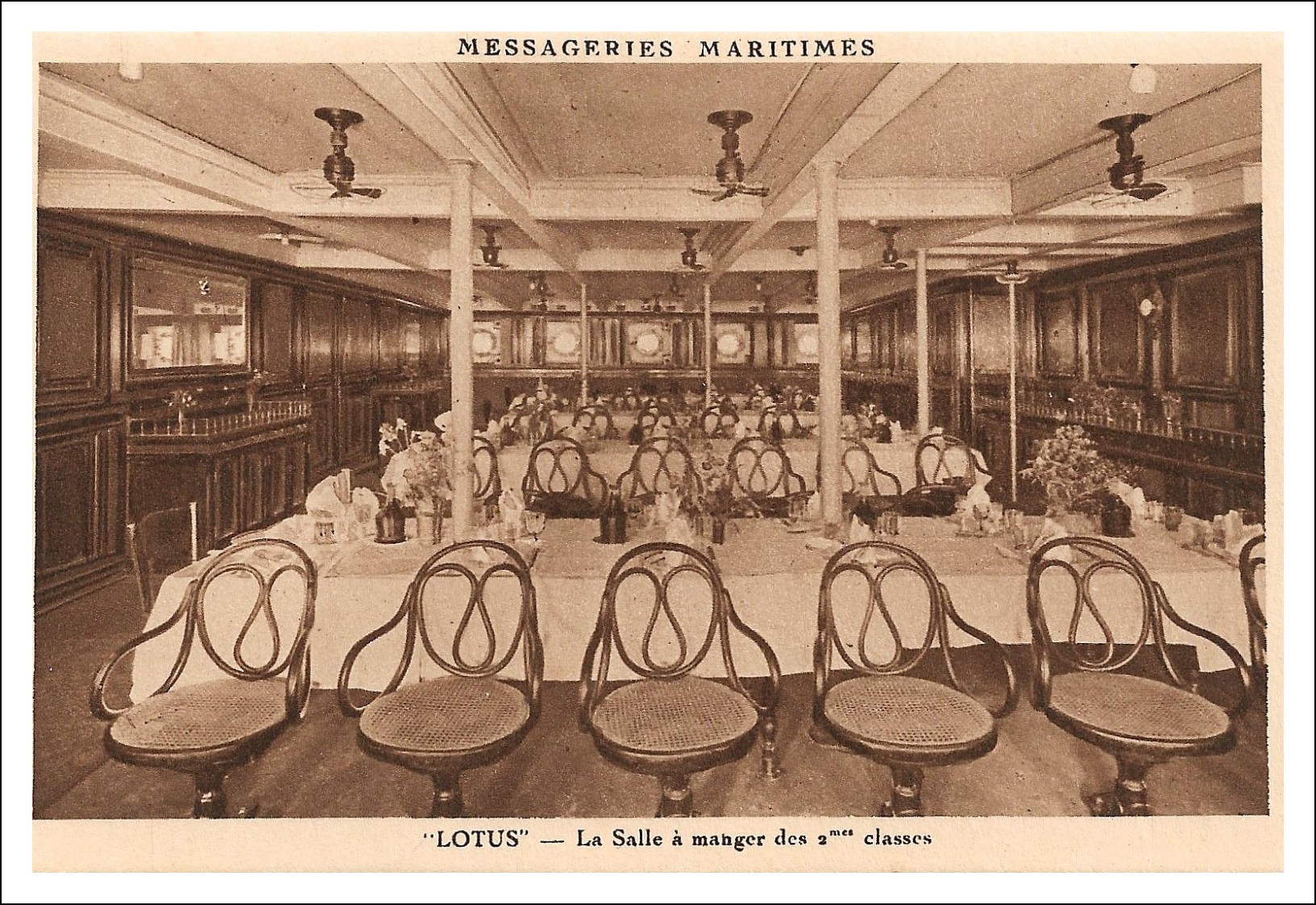 LOTUS Salle à manger 2èmes classes.jpg