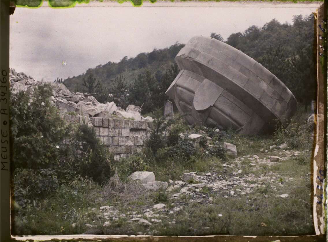 Viéville, Ruines du grand Monument du Cimetière Allemand.jpg