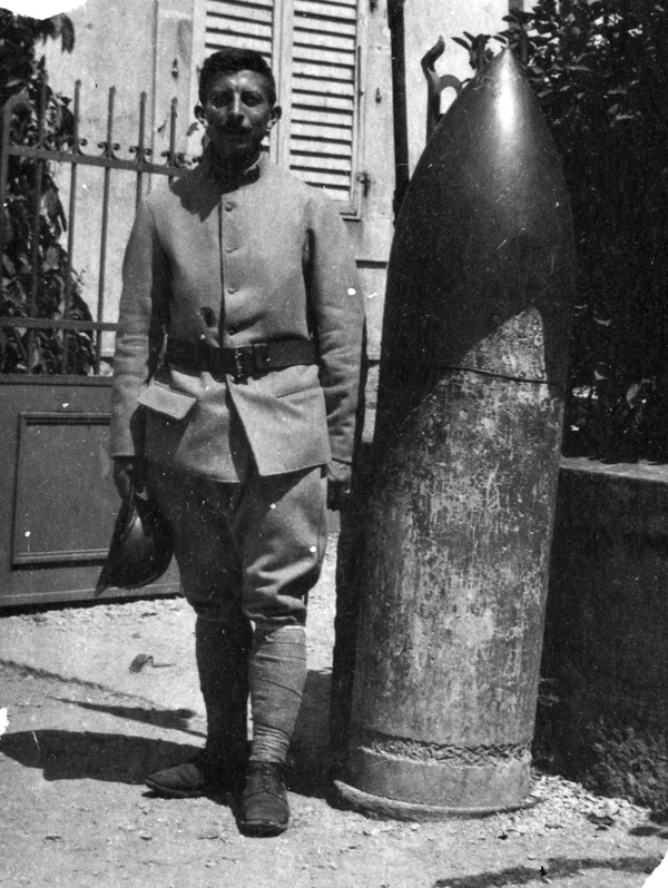Soldat devant obus de 420 allemand reconstitué béton.jpg