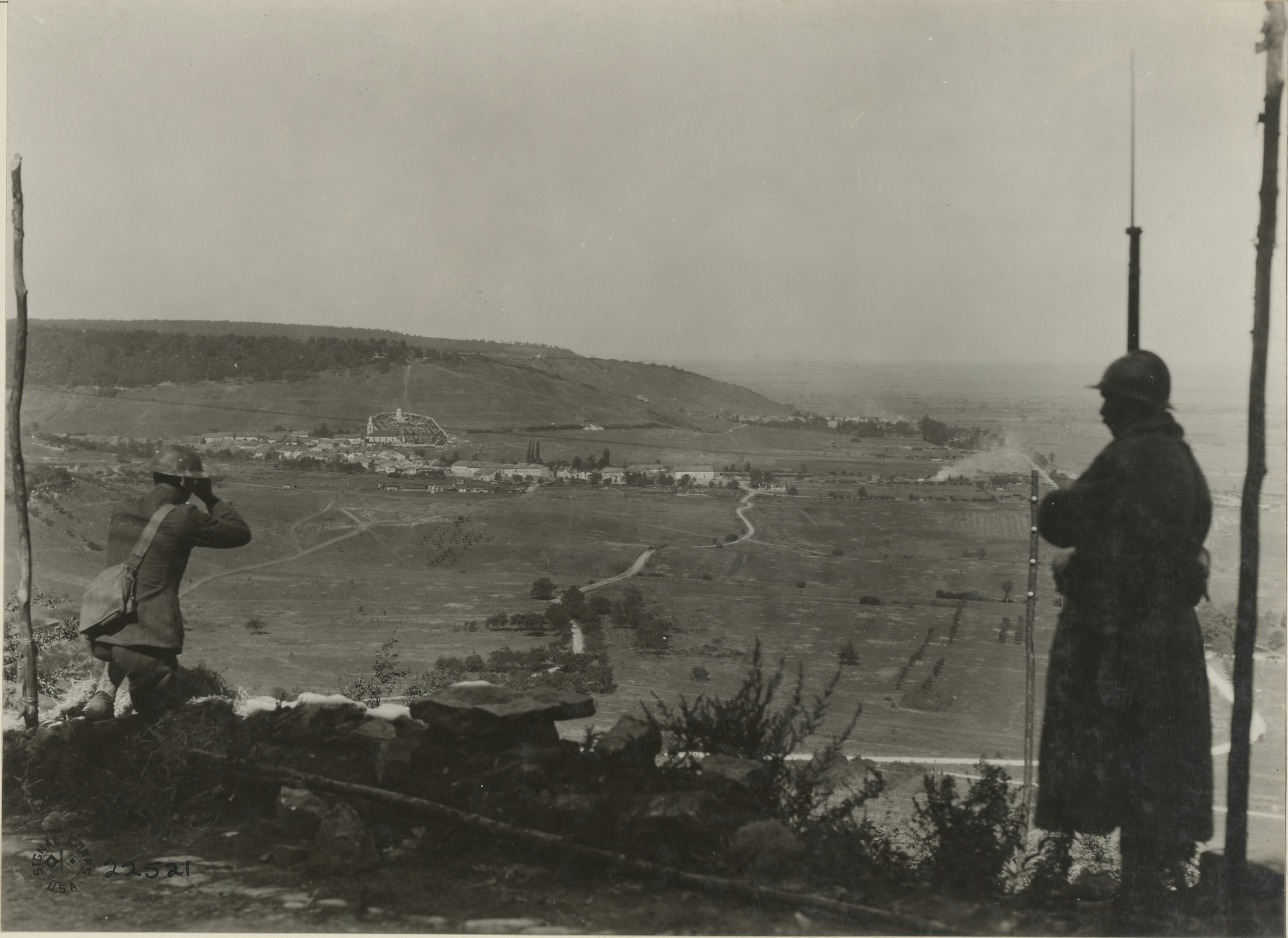 Photo Vieville-sous-les-Côtes, 13 septembre 1918. "Showing cemetery on hill back of the town, 1st Division, Hattonchâtel, France". <br />Photographie Office of the Chief Signal Officer, archives des États-Unis, référence NAID 55204744, "access : unrestricted".