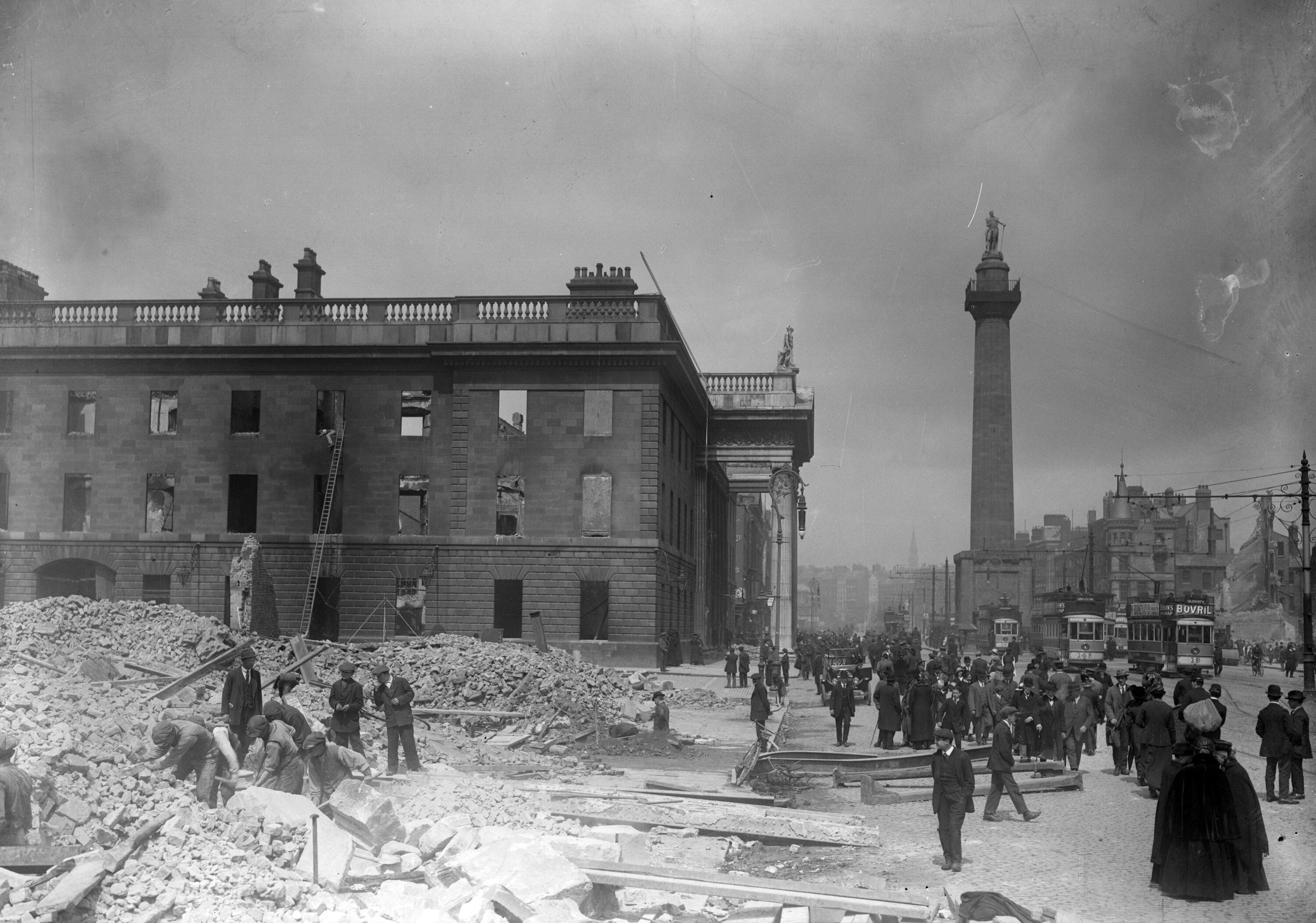 Dublin mai 1916. La colonne Nelson après l'insurrection. Elle se situe en face de la poste centrale, siège des rebelles. Aujourd'hui remplacée par une immense flèche en métal ("the Spire"). <br />Source photo : the National Library of Ireland / Leabharlann Náisiúnta na hÉireann, Dublin, Irlande.