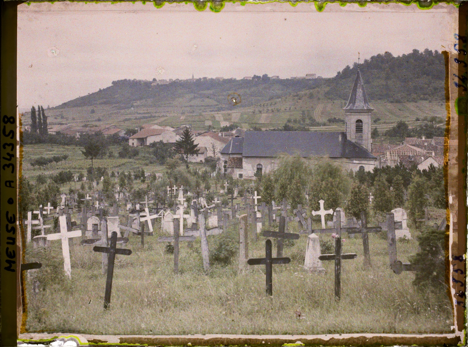 Viéville, cimetière allemand, 1922.<br />Autochrome de Frédéric Gadmer, source musée Albert Kahn, Hauts-de-Seine (92), "librement réutilisable".
