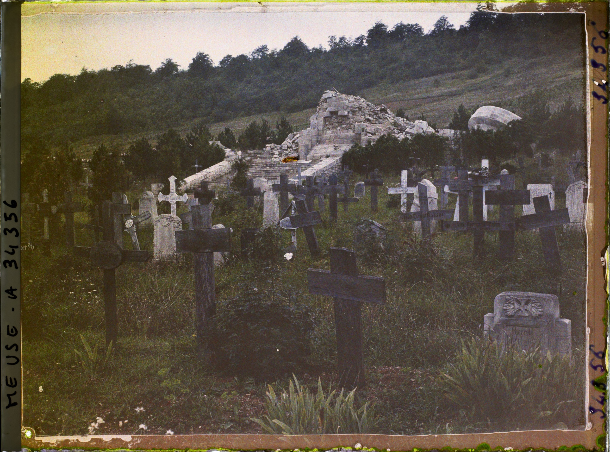 Viéville, cimetière allemand, 1922.<br />Autochrome de Frédéric Gadmer, source musée Albert Kahn, Hauts-de-Seine (92), "librement réutilisable".