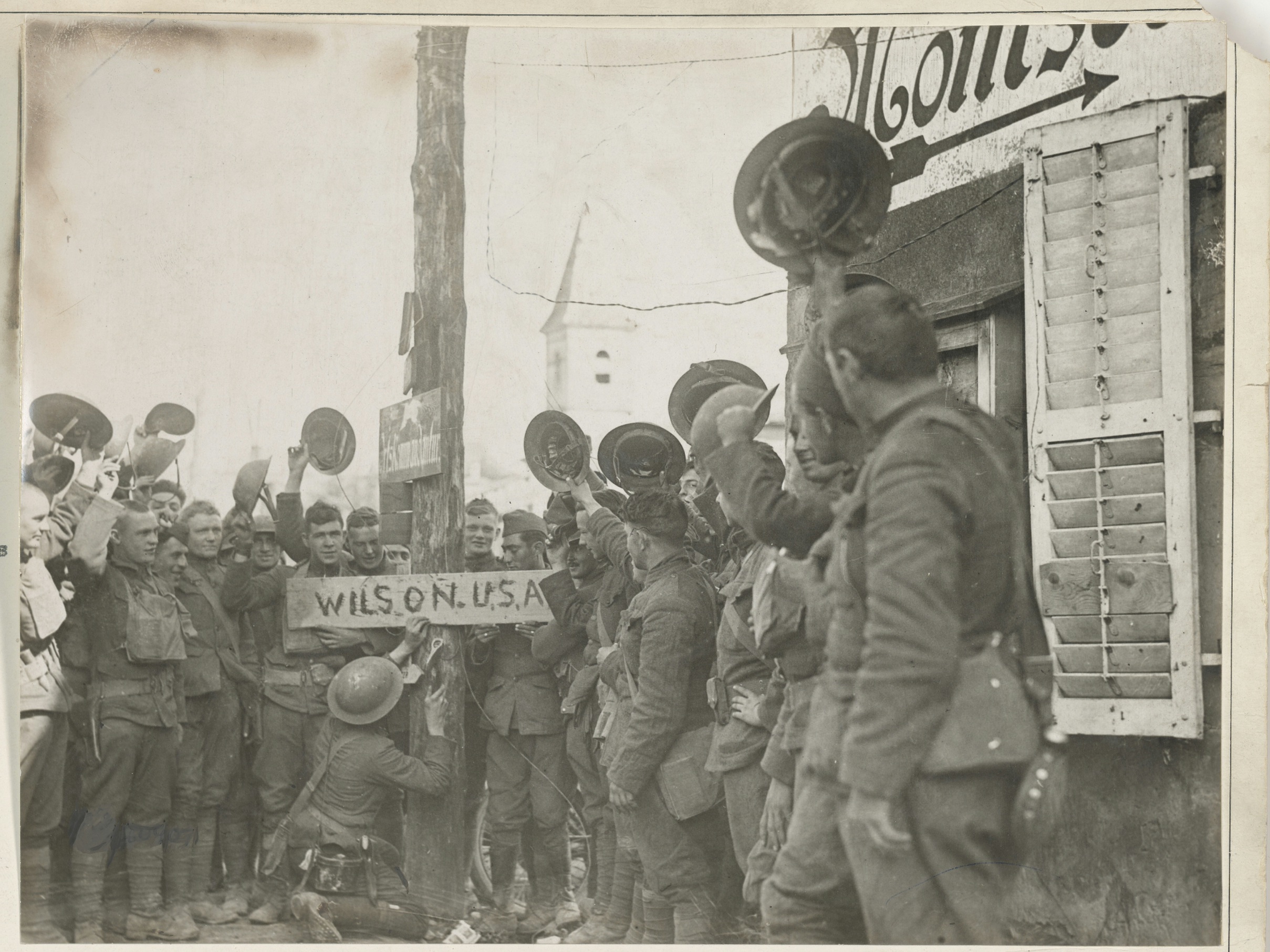 5 octobre 1918. La rue Hindenburg devient Wilson USA dans une ville au cœur du saillant de Saint Mihiel. <br />Référence NAID 55201512, archives des États-Unis.