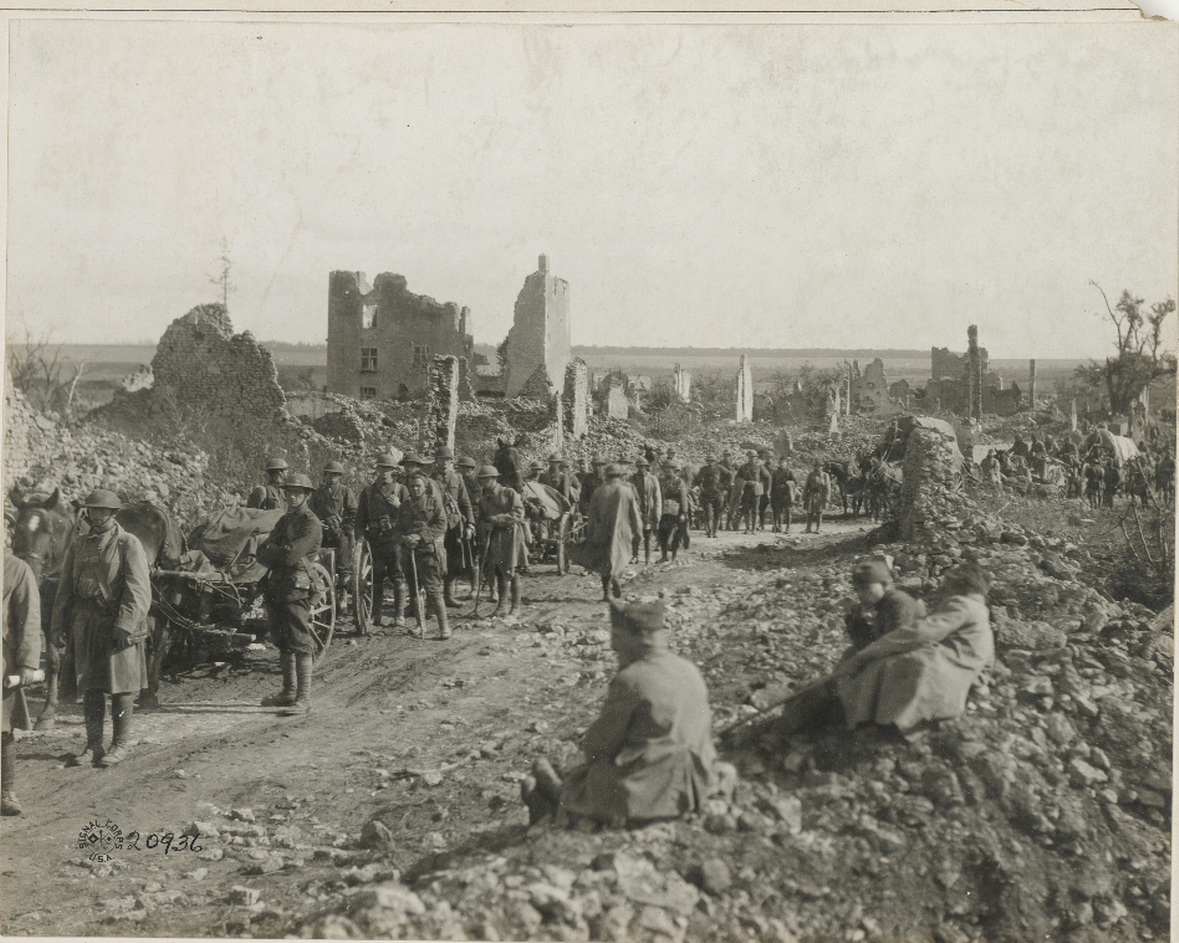 Saint-Baussant, 13 septembre 1918.<br />"Les villages, soumis à un bombardement quasi incessant pendant quatre années, étaient réduits à un monceau de ruines."<br />Photographie sergent Marshall, référence NAID 55201570, archives des États-Unis. <br />"Access : unrestricted. Use : unrestricted."