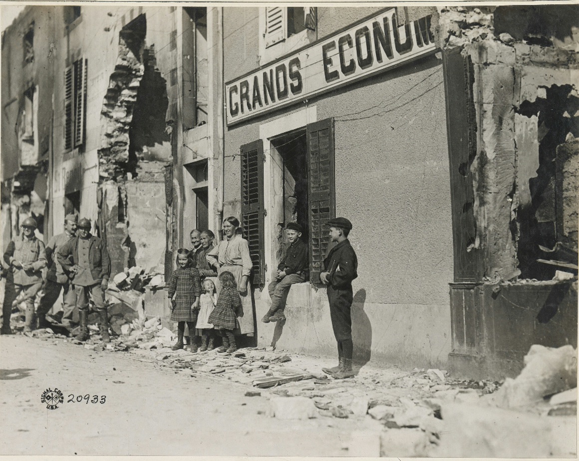 5 octobre 1918, "dans un village au fond du saillant de Saint-Mihiel". Sur un panneau, on lit "St Benoît ->"<br />Photo référence NAID 55201564, archives des États-Unis.