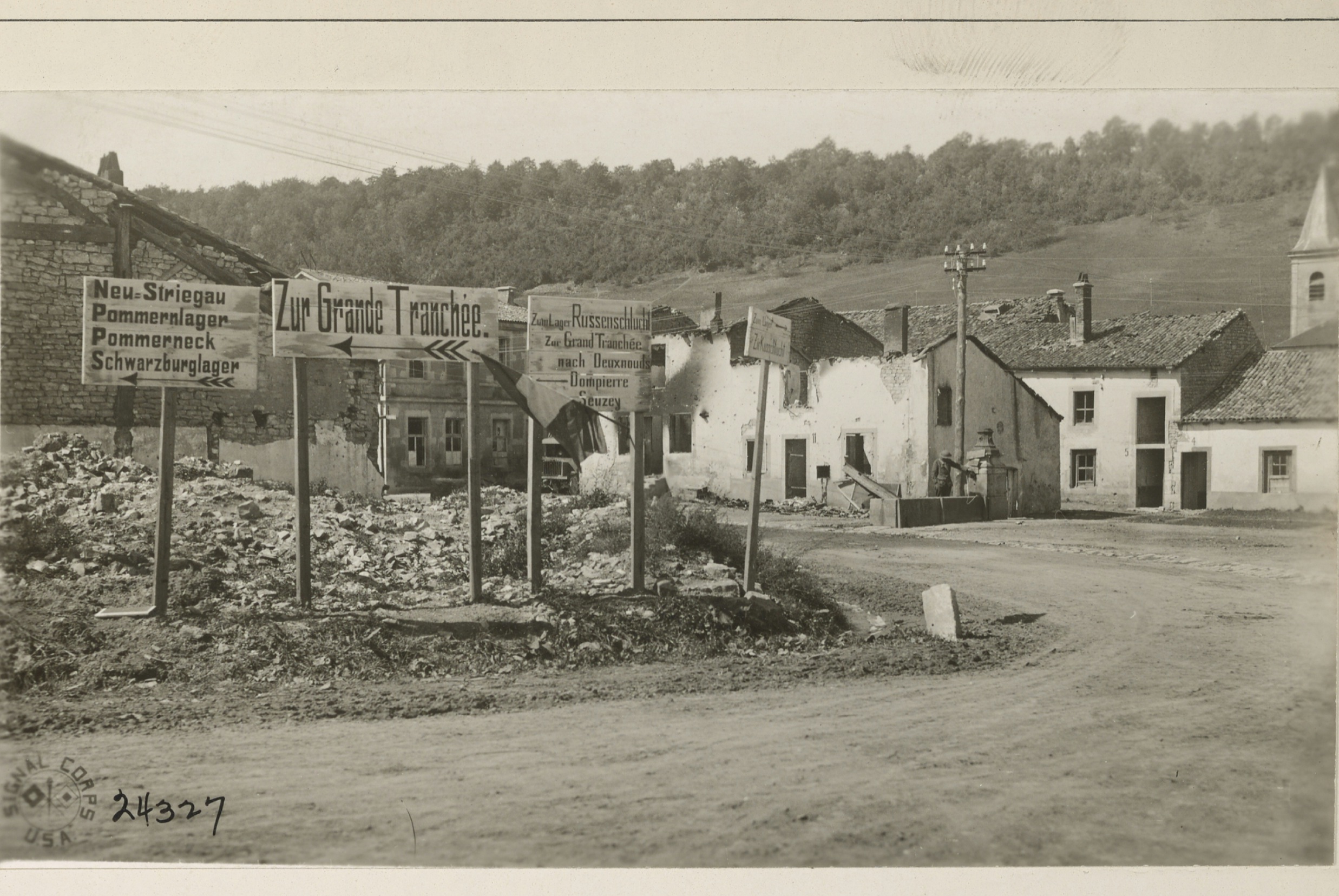 Viéville-sous-les-Côtes, le 15 septembre 1918. <br />Photo caporal Dickson, référence NAID 55208261, archives des États-Unis.