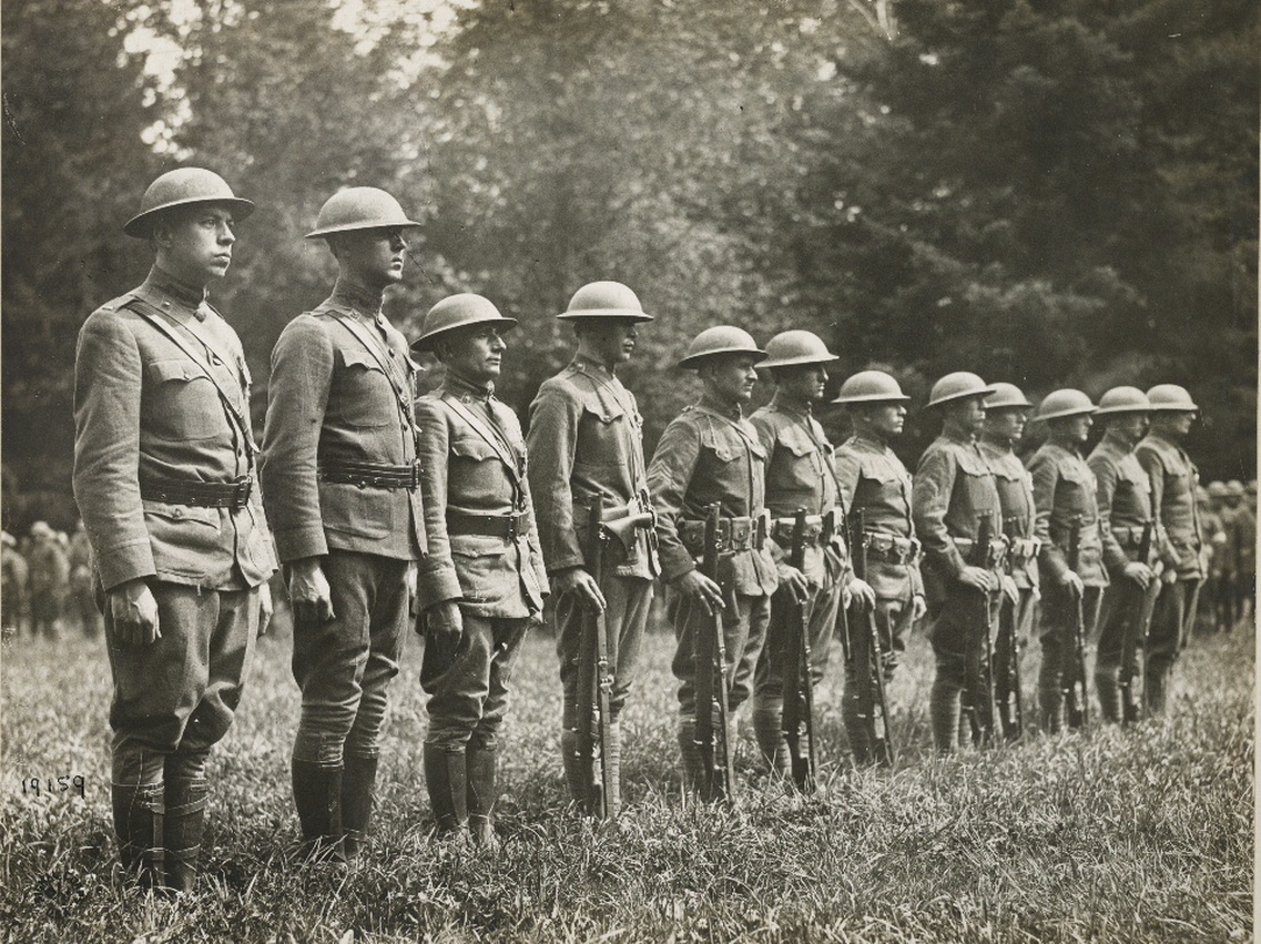33rd Division, Molliens-au-Bois, août 1918.<br />Schram – Yagle – Komorowski – Koijano – Krum – Schabinger – Whitson – Eworedo – Wilkins – Lincky – Keane.<br />Photo sergent Jackson, référence NAID 55198340, archives des États-Unis.
